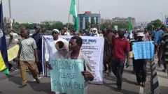 Awọn ọlọpaa to ti fẹyin ti lẹnu iṣẹ mu oriṣiiriṣii iwe ilewọ dani nibi ifẹhonuhan ti wọn ṣe niluu Abuja