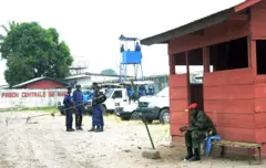Des policiers congolais et des soldats de l'ONU montent la garde après un incident à la prison de Makala à Kinshasa le 2 juillet 2013. 