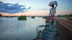 Yarinya na taka buhuhhunan kasa a gefen teku