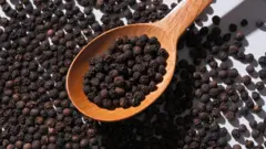 તમે તમારા સલાડમાં જે ડ્રેસિંગ ઉમેરો છો, તે સ્વાદ વધારવા ઉપરાંતનું પણ કામ કરી શકે છે - તે સલાડને વધુ પૌષ્ટિક બનાવી શકે છે. 