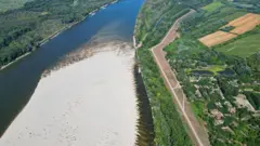 Banco de areia no leito do rio Danúbio, causado pela seca de 2026