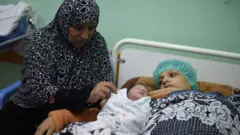 سيدة ولدت في مستشفى في غزة