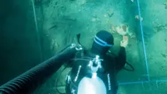 Um mergulhador explora as ruínas arqueológicas de Ísquia.