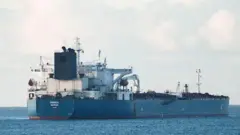 Танкер Grinch, який, імовірно, належить російському тіньовому флоту, неподалік від порту в Марселі під наглядом французьких ВМС