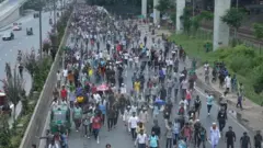 উত্তরা থেকে গনভবন অভিমুখে মিছিল