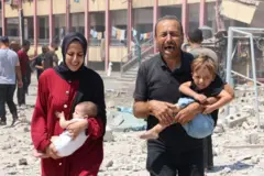 Warga Palestina membawa anak-anaknya saat mereka melarikan diri setelah serangan Israel terhadap sebuah sekolah, yang menampung pengungsi Palestina di pusat Kota Gaza, 20 Agustus 2024.