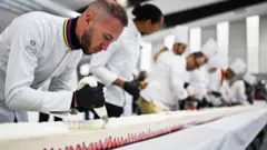 Novi ginisov rekord: Najduža torta od jagoda na svetu