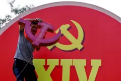 Một người đàn ông đang lắp đặt bảng quảng cáo cho Đại hội Đảng Cộng sản Việt Nam lần thứ 14 tại Hà Nội vào ngày 9/1/2026