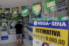 Pessoa dentrounique vip casinolotérica,unique vip casinoque há vários cartazes e bandeirinhas divulgado a Mega da Virada