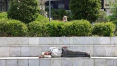 مردی در حال استراحت در پارک