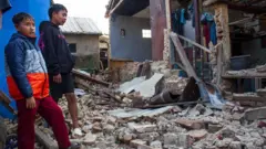 Anak melihat rumahnya yang runtuh setelah gempa berkekuatan 5,0 skala Richter melanda Kertasari, Jawa Barat, pada 18 September 2024.