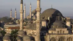 Şehzade Camii (Önde) ve Süleymaniye Camii'nin (Arkada) ikisi de Mimar Sinan'ın eseri 