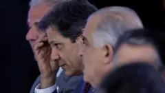 Haddad coça a cabeça durante evento com ministros do governo Lula