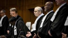 ICJのサラム裁判長（中央）らはイスラエルに、ラファでの軍事作戦を直ちに停止するよう命じた（24日、オランダ・ハーグ）