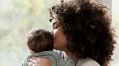 Madre oliendo a su bebé