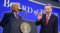 Ảnh thiết kế: Tổng thống Mỹ Donald Trump (trái) đang phát biểu và Tổng Bí thư Tô Lâm (phải) đang giơ tay chào. Phía sau là phông nền của sự kiện Hội Đồng Hòa bình