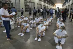 Prisioneros en el Cecot de El Salvador
