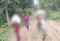 ஆம்புலன்ஸ் இல்லாததால் பெற்ற குழந்தைகளின் சடலத்தை சுமந்து சென்ற பெற்றோர்கள்