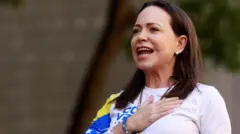 La leader de l'opposition vénézuélienne Maria Corina Machado fait un geste lors d'une manifestation avant l'investiture vendredi du président Nicolas Maduro pour son troisième mandat.