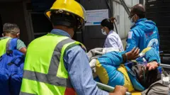 Médicos y rescatistas transportan al montañista Dawa Sherpa a su llegada al Hospital HAMS en Katmandú, el 4 de junio de 2026.