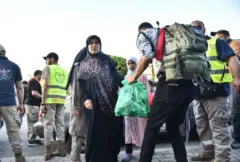 عائلة نازحة من جنوب لبنان لدى إسكانها في مركز إيواء بأحد المعاهد التعليمية ببيروت