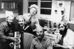 Fotografia em preto e branco que mostra cinco pessoas celebrando o Natal