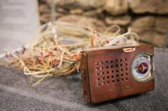 Foto de la radio portátil original con la que escuchaban las noticias en la cordillera de los Andes.