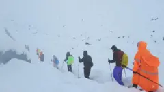 Туристи пробираються крізь сніг біля Евересту