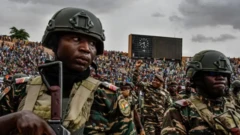 فرمانده نیجریه‌ای و سربازانش در یک استادیوم و مردم در سکوی تماشاچیان