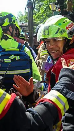 Equipos de rescate mexicanos celebran tras subir a una ambulancia a Hernán Gil, rescatado en Catia La Mar, el 2 de julio de 2026.