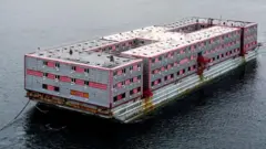 La barcaza Bibby Stockholm