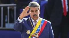 Maduro acenando em parada militar