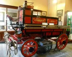 Uma bomba de água manual do ano de fundação do Corpo de Bombeiros de Edimburgo, exibida em 2012 no Museu do Serviço de Bombeiros e Resgate de Lothian and Borders (atualmente conhecido como Museu do Patrimônio Histórico dos Bombeiros da Escócia).
