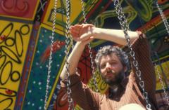 André Heller en una atracción del Luna Luna original en Hamburgo, Alemania, en agosto de 1987.