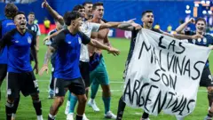 Jugadores argentinos sosteniendo una pancarta que decía "Las Malvinas son Argentinas"