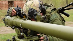 Український прикордонник зі станковим гранатометом на Сумщині