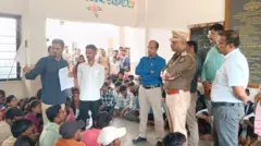 आंदोलनाला बसलेले विद्यार्थी