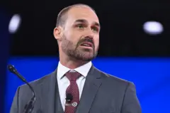 Eduardo Bolsonaro olhando para o lado