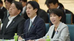 Sanae Takaichi sentada junto a otros políticos