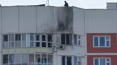 Ifoto igaragaza inyubako y'amagorofa yangiritse nyuma y'igitero cya drone cyatangajwe i Moscow mu Burusiya. Ifoto yo ku itariki ya 30 Gicurasi (5) mu 2023