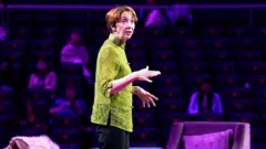 مارثا بيك، الكاتبة الأكثر مبيعاً ومدرّبة الحياة والقيادية الملهمة، تتحدث على المسرح خلال مؤتمر تكساس للنساء لعام 2025 في مركز مودي، في 29 أكتوبر/تشرين الأول 2025 في أوستن، تكساس.