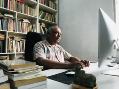 "එක කාලෙකදි තිර රචනා ලිවීම මගෙ වෘත්තිය බවට පත් වෙනවා. නවකතා ලියන්න මගෙ ලොකු බලාපොරොත්තුවක් තිබුණේ නැහැ. ඇත්තටම මම නවකතාවට ප්‍රවේශ වෙන්නෙම තිර රචනයෙන් බිහිවන නිර්මාණ තුළ මට සම්පූර්ණයෙන්ම මගේ දෙයක් කියා ගන්න තියන අවකාශය අඩු වීමත් එක්ක"