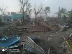 မိုခါမုန်တိုင်း တိုက်ခတ်ခံရအပြီး အပျက်အစီးတွေကြား မြင်ရတဲ့ ပြိန်းတောရွာ 