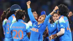 विजयानंतर जल्लोष करताना भारतीय संघ.