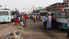 پر چهارشبنه خرطوم کې یو شمېر کسان یو ځای شوي وو