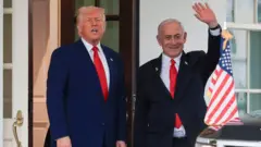 O presidente dos EUA Donald Trump discursa enquanto o primeiro-ministro israelense Benjamin Netanyahu acena após uma reunião na Casa Branca, em Washington.