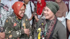 Bakal calon Gubernur dan Wakil Gubernur Jatim yang diusung PDIP dan Hanura, Tri Rismaharini (kedua kiri) dan Zahrul Azhar Asumta (kiri) bersama Bakal calon Gubernur dan Wakil Gubernur Jatim yang diusung PKB Luluk Nur Hamidah (kedua kanan) dan Lukmanul Khakim (kanan) menjawab pertanyaan wartawan sebelum menjalani pemeriksaan kesehatan di Gedung Soetomo Transplant Organ Center (STOC) RSUD Dr Soetomo, Surabaya, Jawa Timur, Sabtu (31/8/2024). 