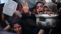 "لم يقتلني السرطان، ولكني قد أموت جوعاً"، نساء وأطفال يخاطرون بأرواحهم للحصول على فتات الطعام في غزة