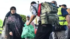 صورة تظهر عدداً من النازحين اللبنانيين