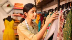 ఫ్యాషన్ డిజైనర్, డిజైనింగ్, కోర్సులు, జీతం, కెరీర్